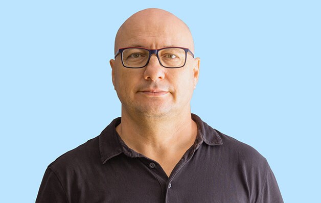 homem com camisa preta e óculos