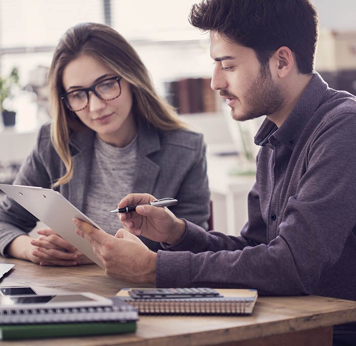 图书馆中处理项目的学生