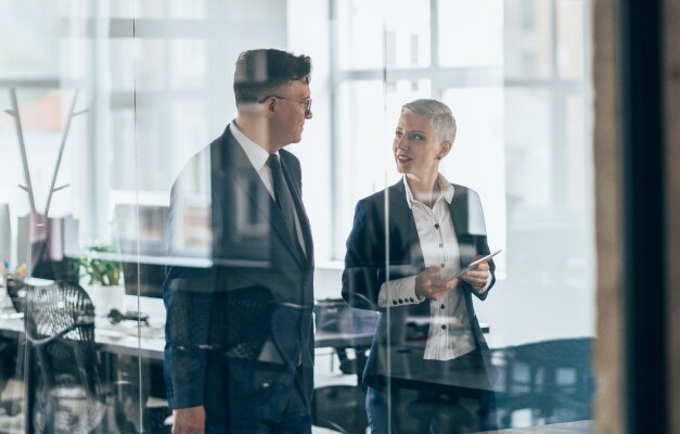 两个人在办公室里讲话