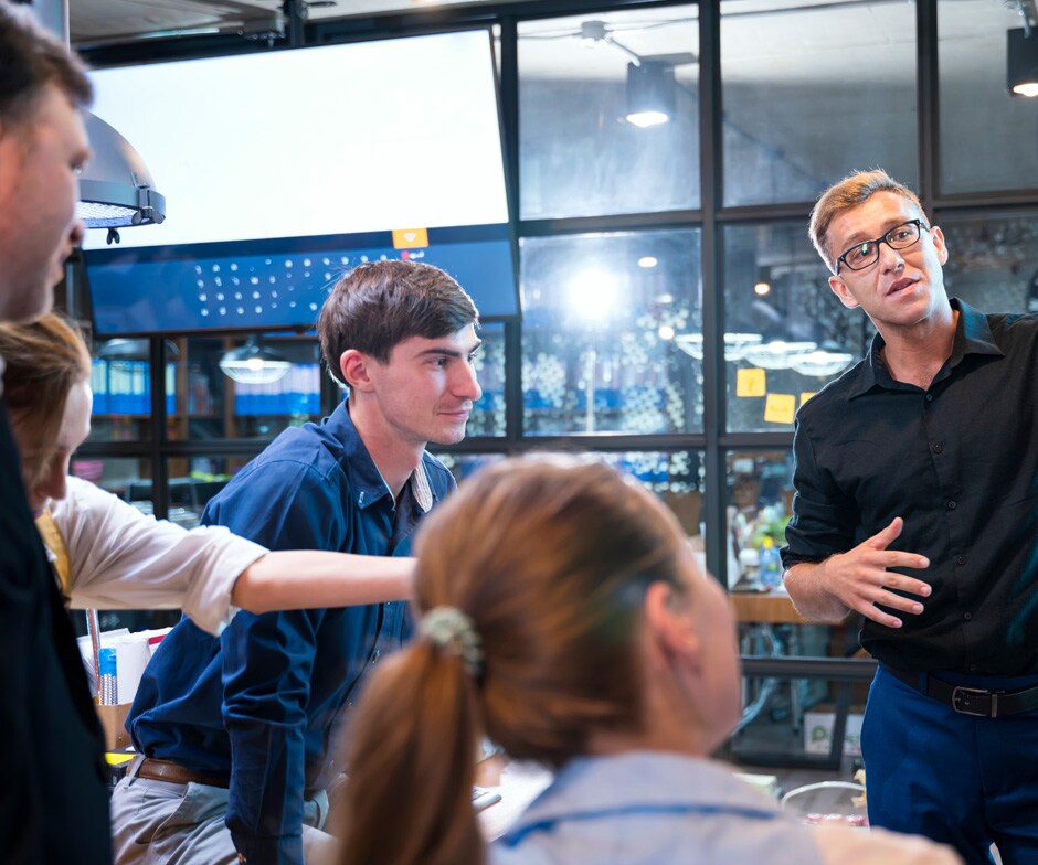 商务人士在交谈