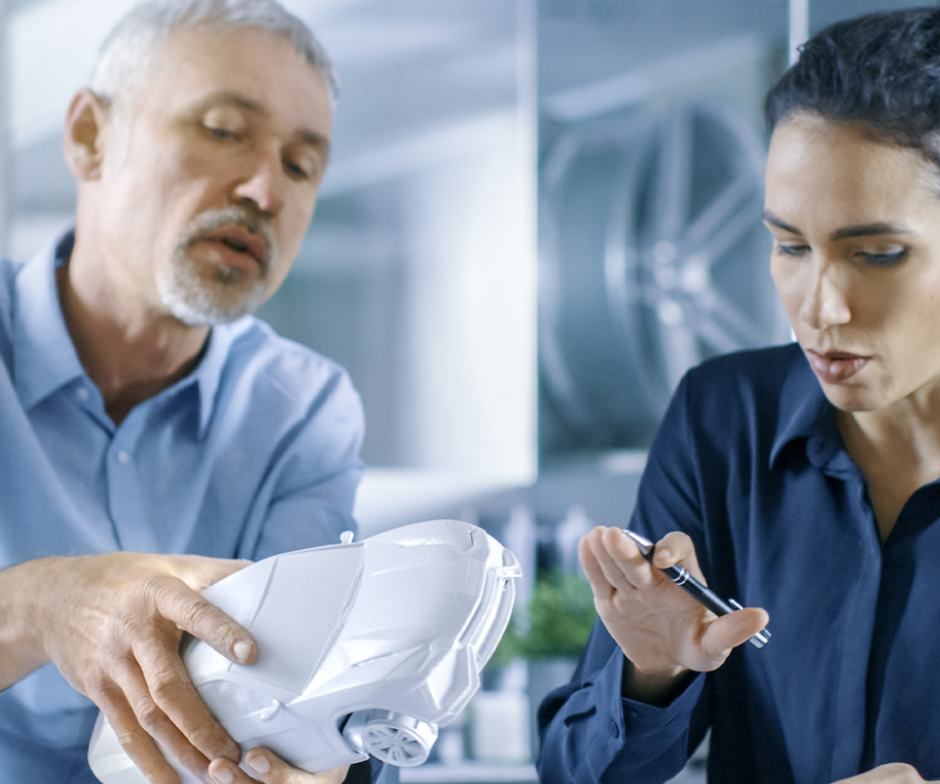 人员观察汽车模拟模型