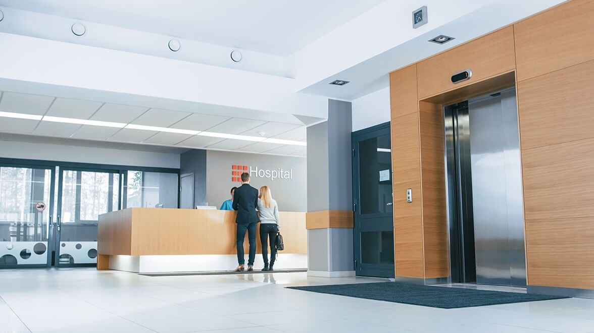 医生正在使用计算机