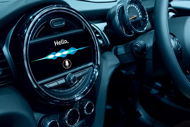 在工厂中工作的机械臂