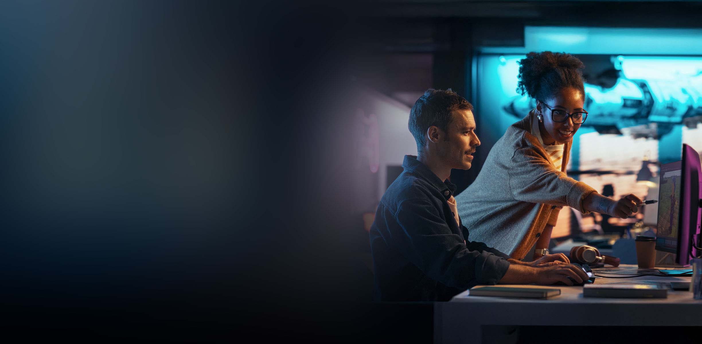 蓝色墙纸撕开一角