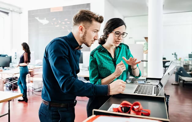 两个人共看一台笔记本电脑