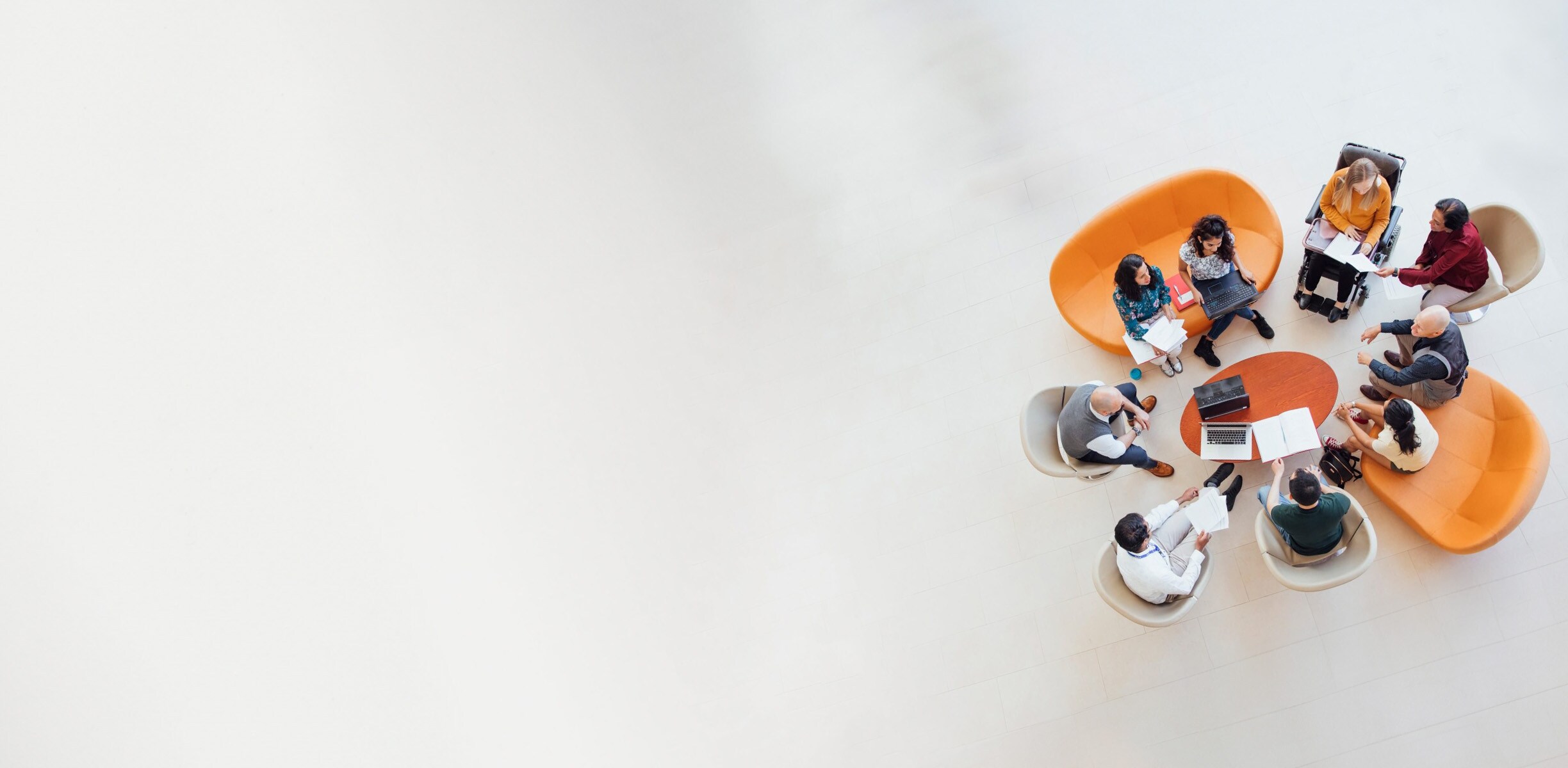 员工们围坐在会议桌旁进行小组讨论。