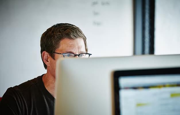 使用计算机的男士