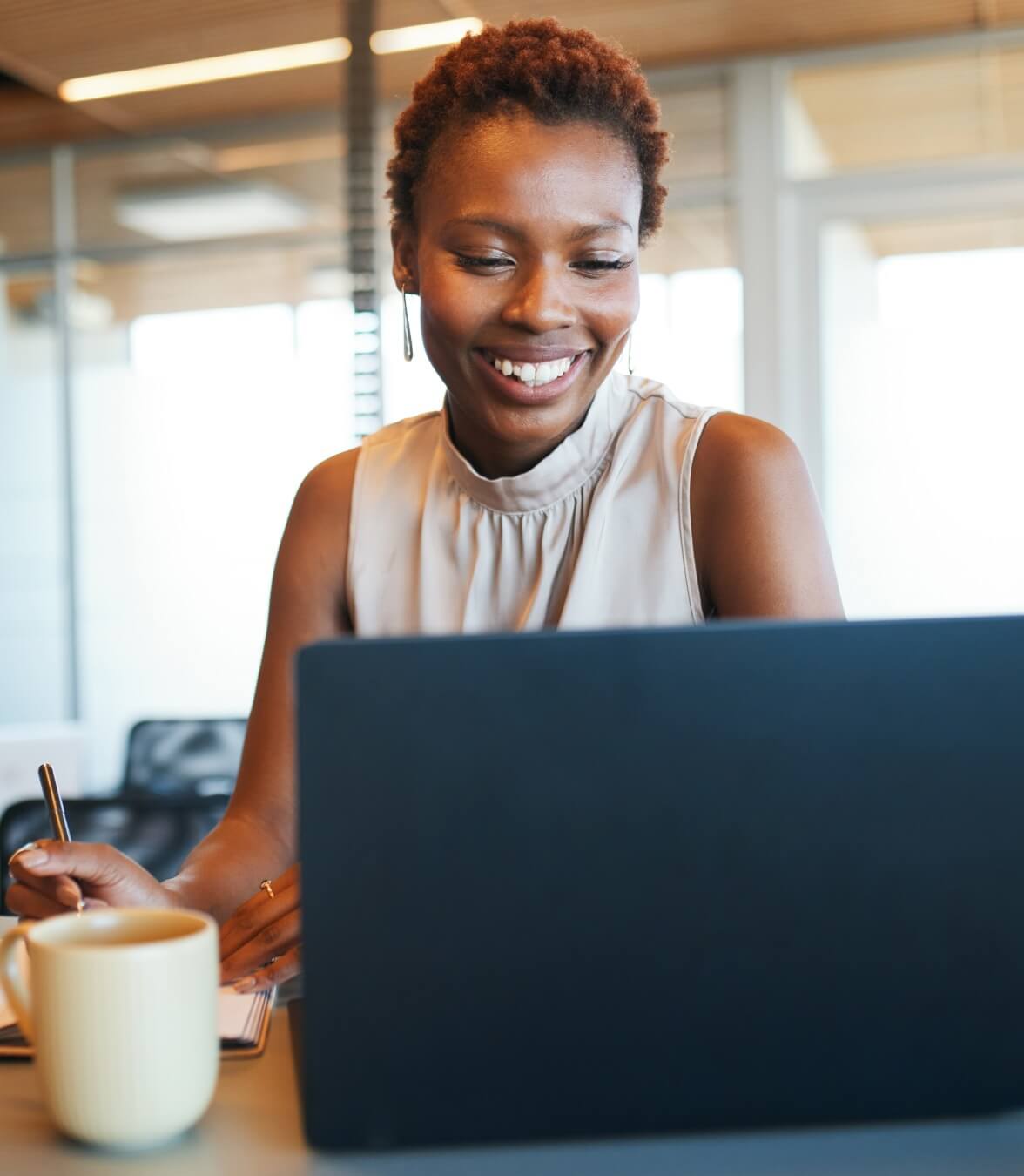 女士看着她的笔记本电脑