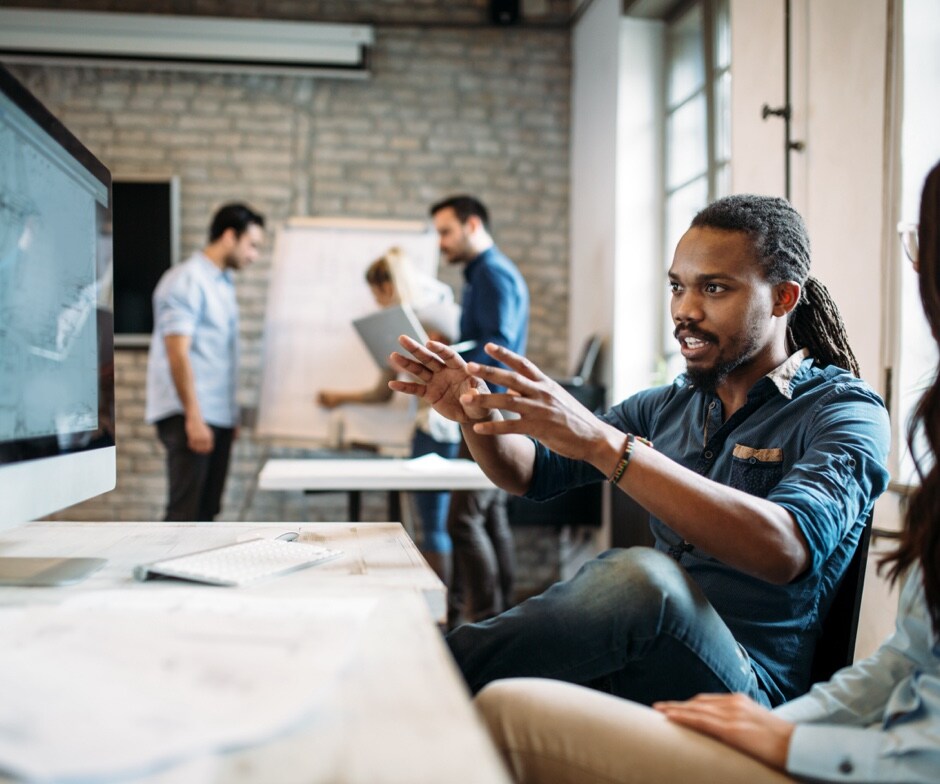 一位男士在办公室做演示