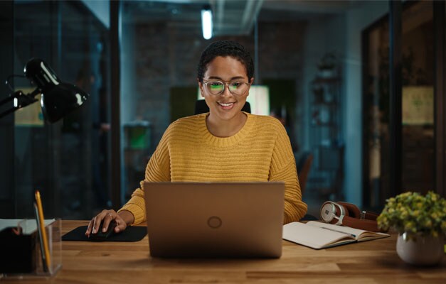 一个人使用笔记本电脑工作