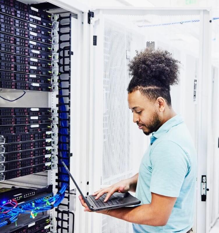 一個人看著監視器分析數據伺服器內部的數據