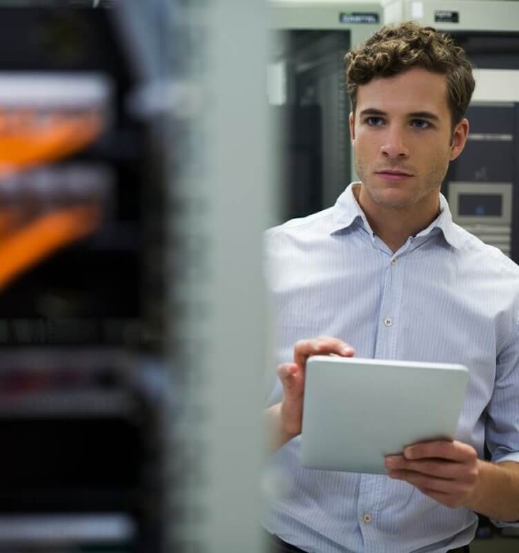 在資料伺服器機房內做筆記的人