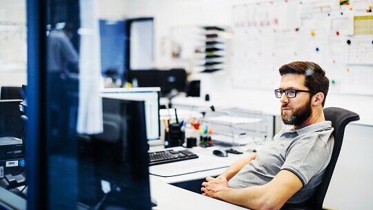 兩名專業人員正在技術伺服器機房內使用平板電腦查看資訊。