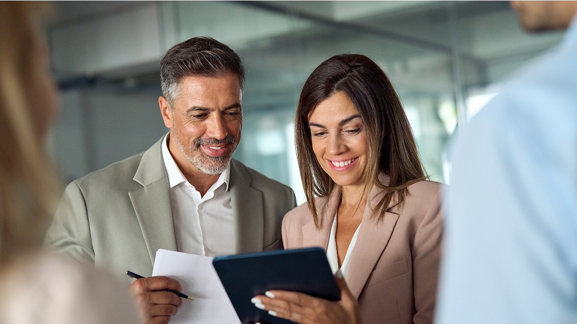 專業人士正在看平板電腦